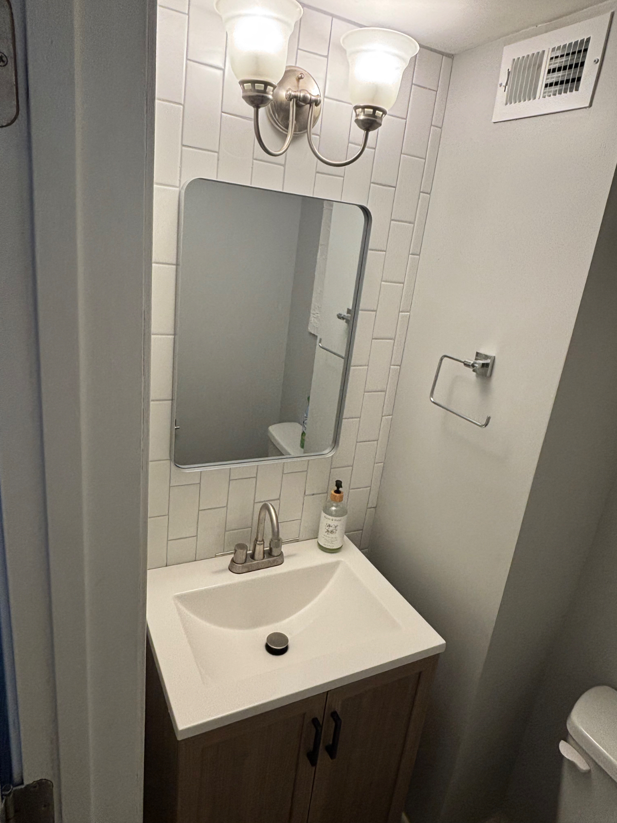 Comfortable 3BR Furnished Home with Open Layout, Cozy Patio, & Easy Transit Access - Photo 11