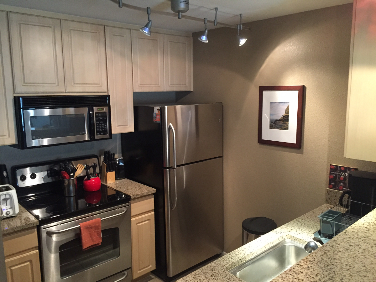 Little Italy Top Floor Condo - Quiet Corner Unit in the Heart of Little Italy with easy freeway and publc transit access - Photo 6