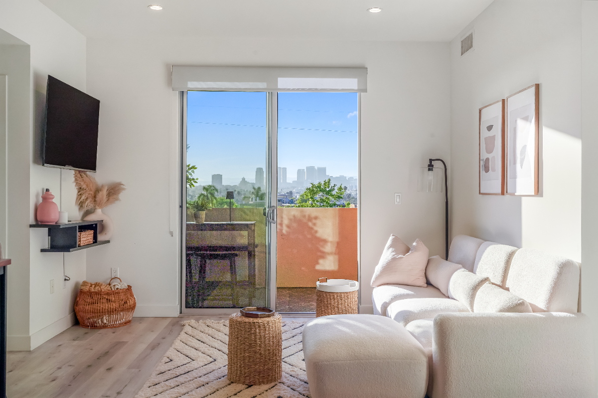 5 min to Cedars - Ideal for Travel Nurses -Parking & W/D - Photo 1