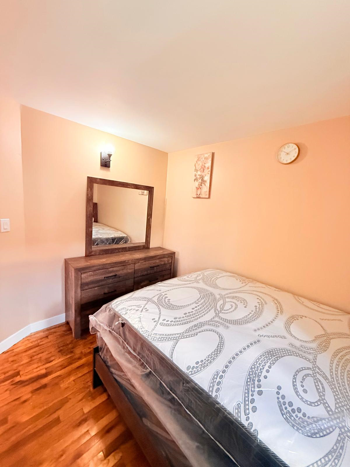 Spacious 3 Bedroom Home Near Green Acres And Penn Station Access - Photo 12