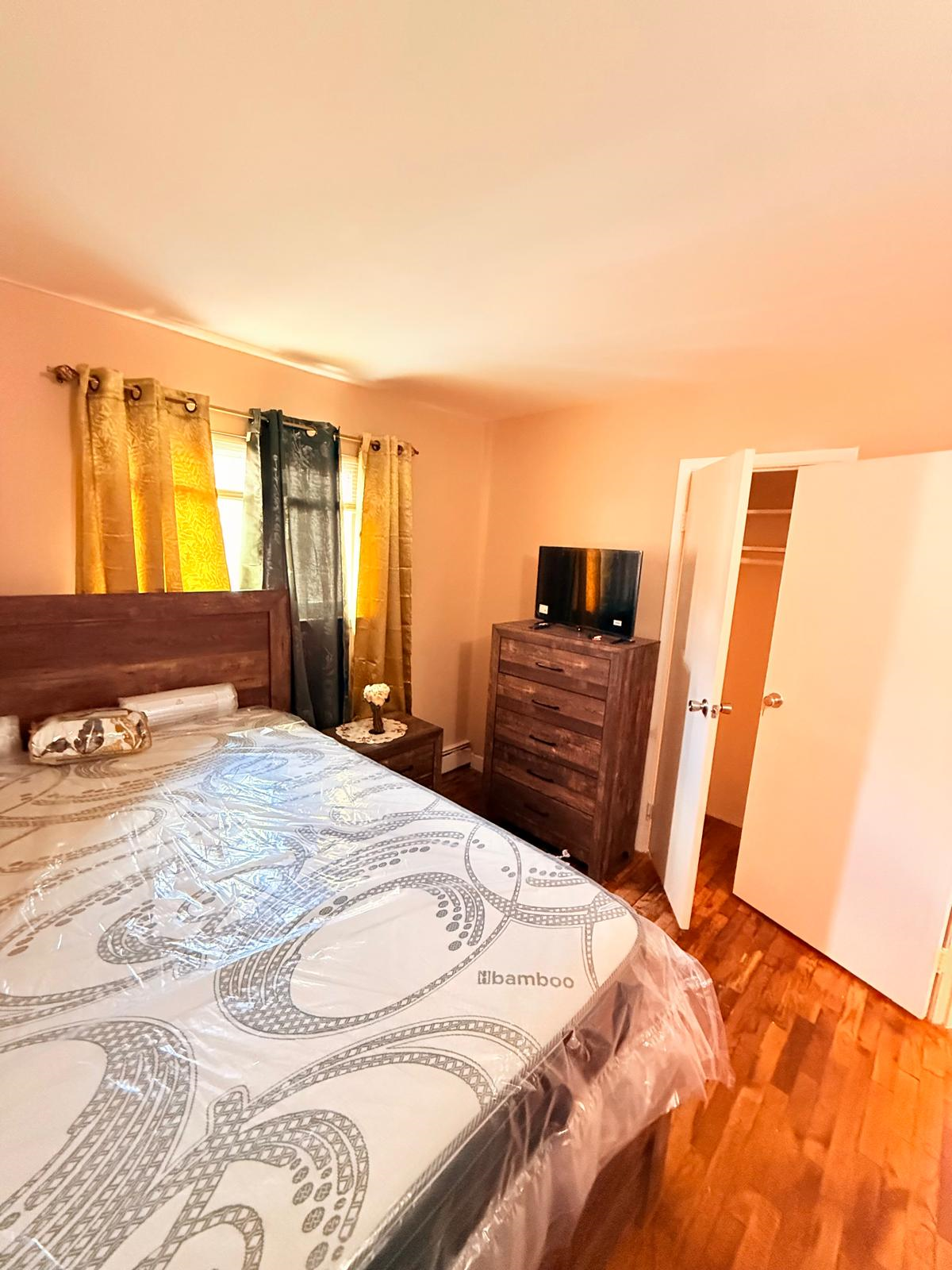Spacious 3 Bedroom Home Near Green Acres And Penn Station Access - Photo 11