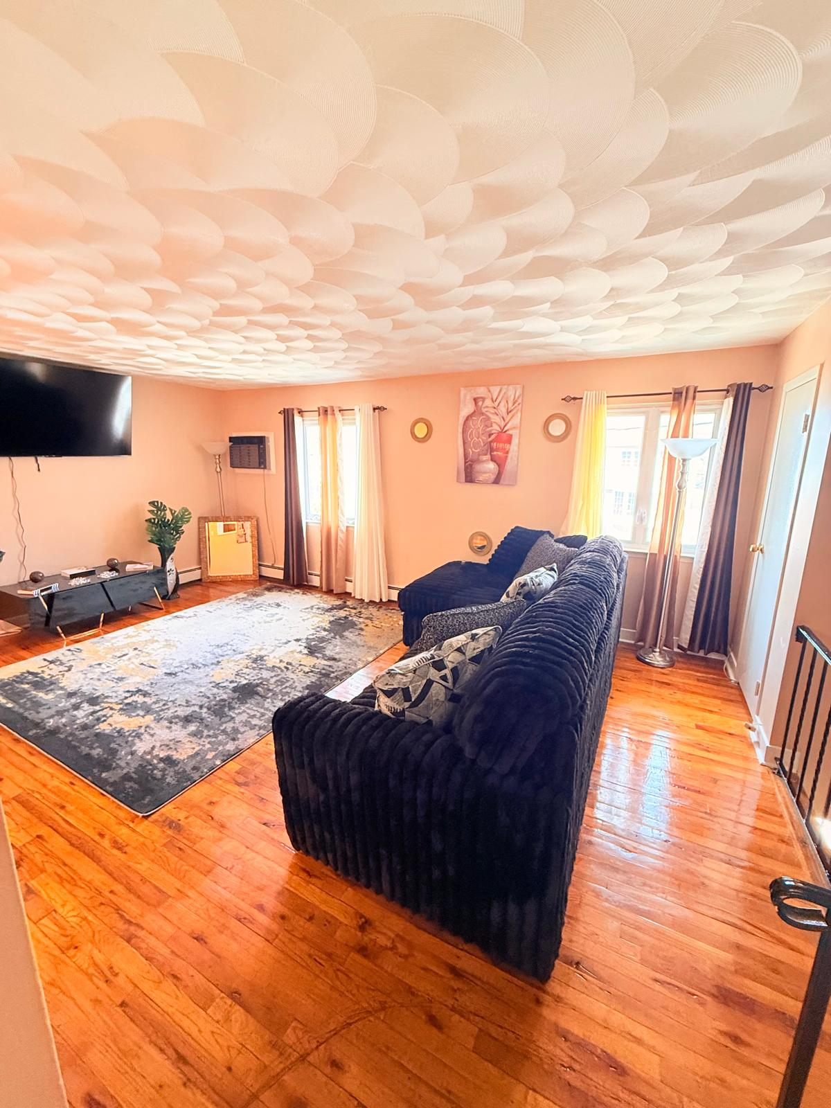 Spacious 3 Bedroom Home Near Green Acres And Penn Station Access - Photo 2