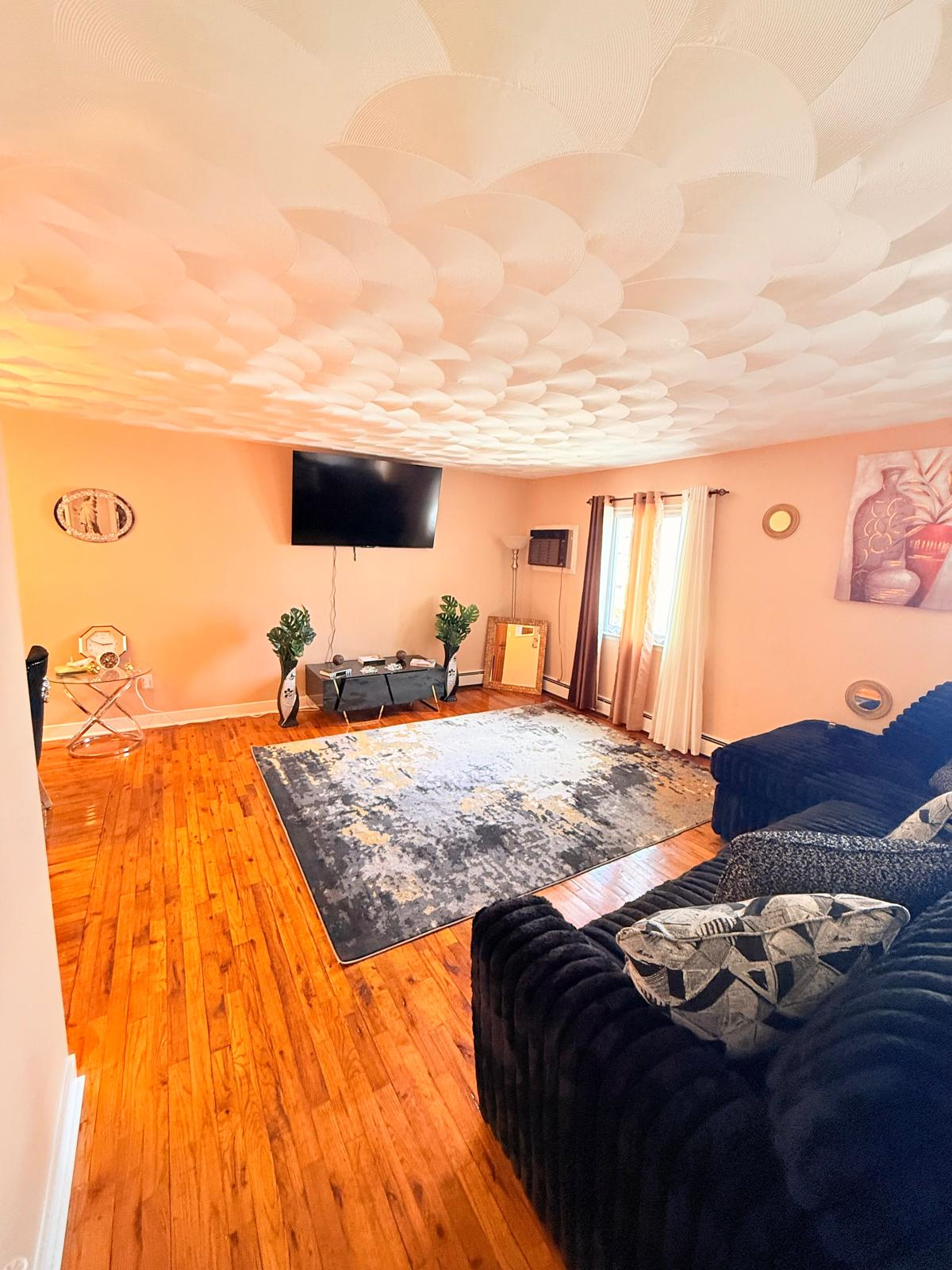 Spacious 3 Bedroom Home Near Green Acres And Penn Station Access - Photo 1