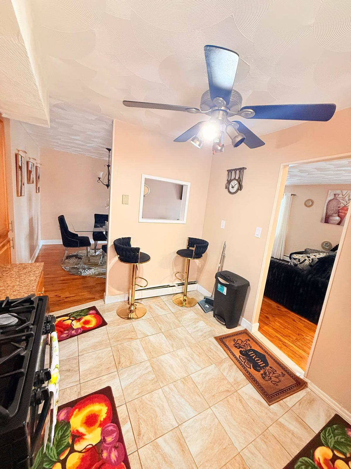 Spacious 3 Bedroom Home Near Green Acres And Penn Station Access - Photo 4