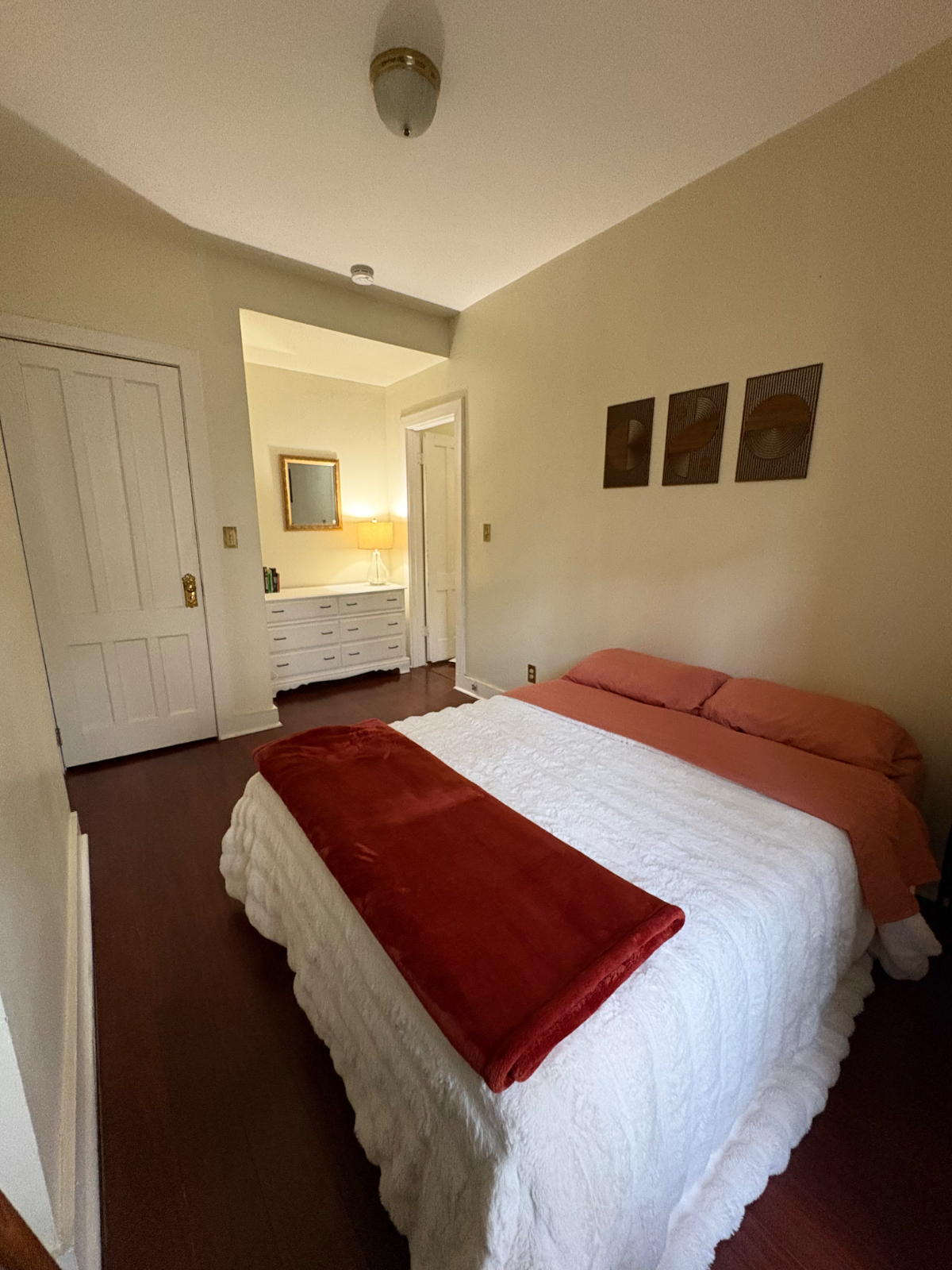 Private Bedroom in Center Square - Photo 2