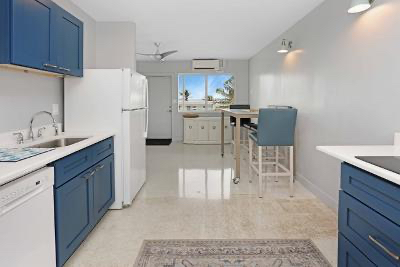 Facing the ocean , bright condo - Photo 3