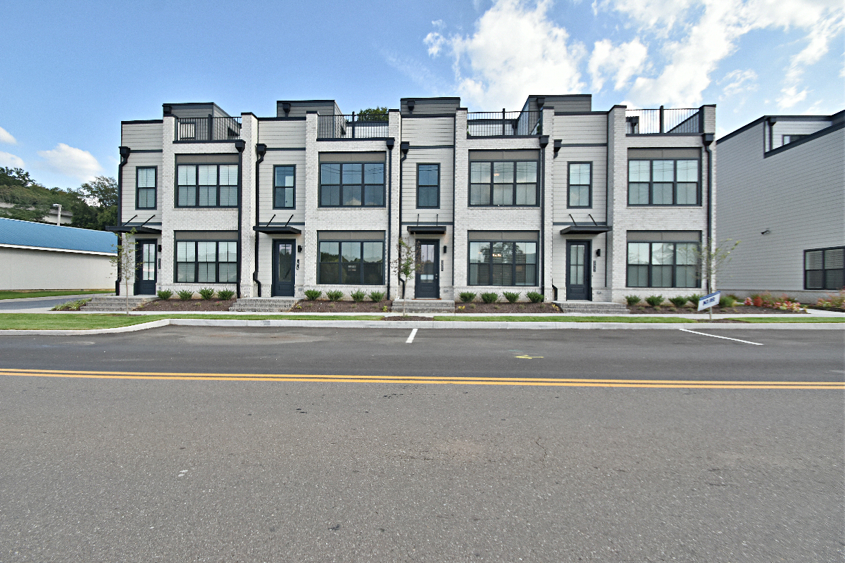 South Knox w/balcony & river view - 1 min to Sevier Ave