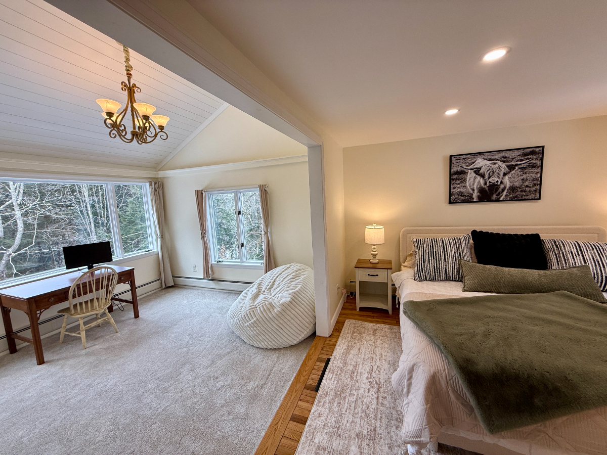 Bright, Stowe Chalet Apartment with Peekaboo Mountain Views - Photo 7