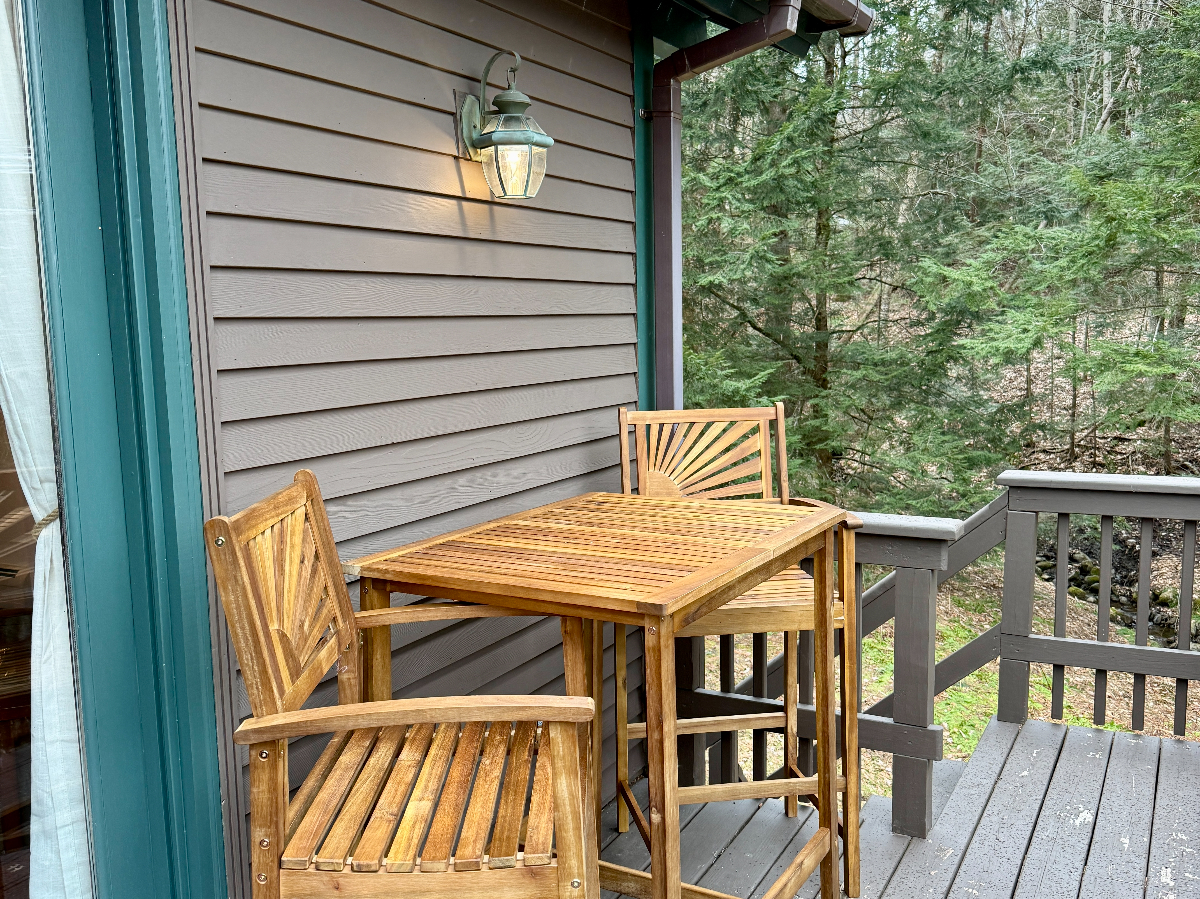 Bright, Stowe Chalet Apartment with Peekaboo Mountain Views - Photo 11