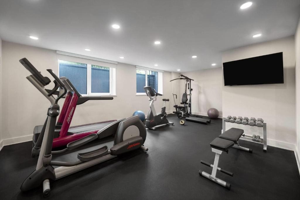 One Bedroom in Perfect Navy Yard location with... - Photo 8