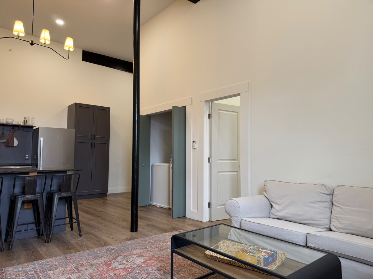 Converted warehouse apartment on a quiet downtown street - Photo 8