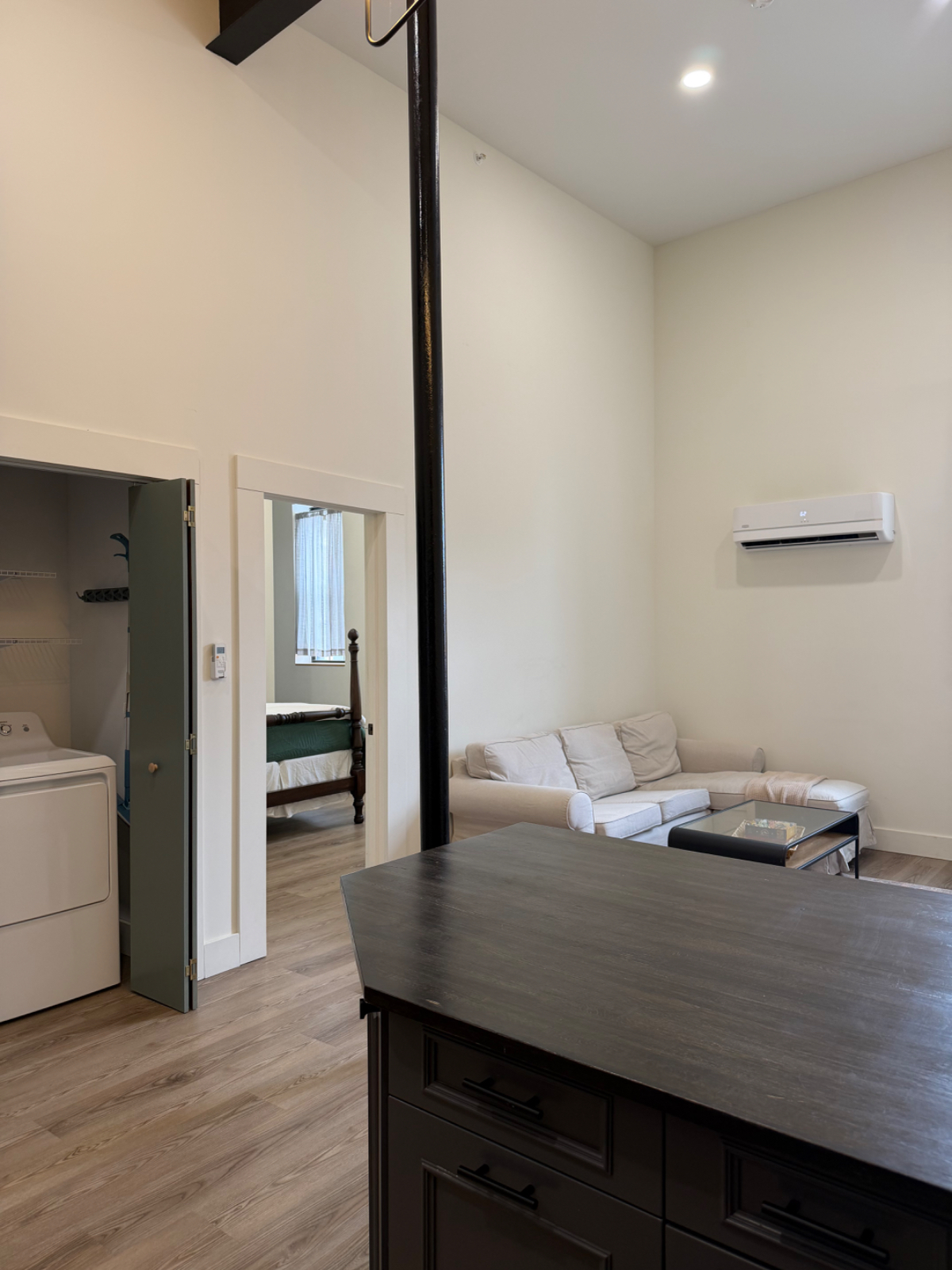 Converted warehouse apartment on a quiet downtown street - Photo 11
