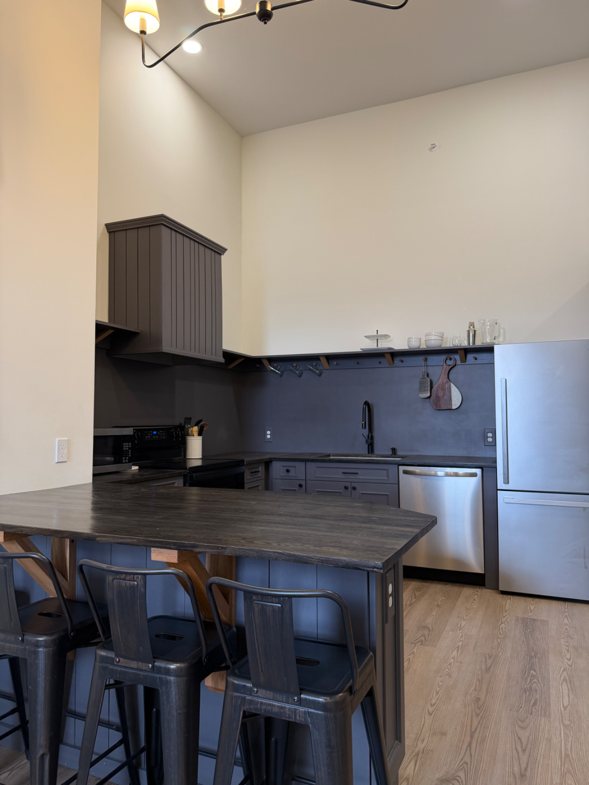 Converted warehouse apartment on a quiet downtown street - Photo 9
