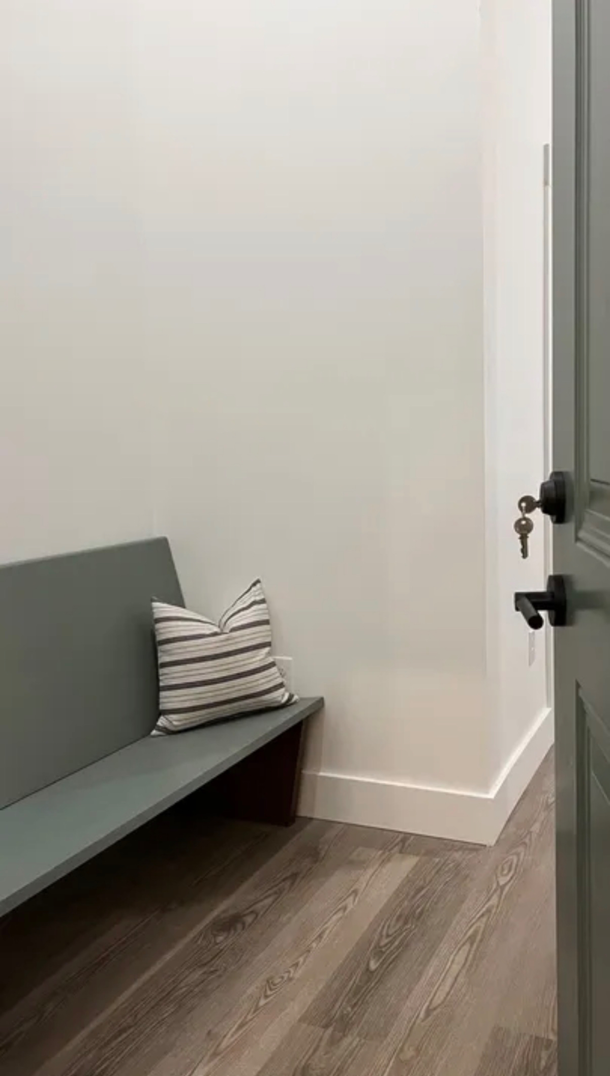 Converted warehouse apartment on a quiet downtown street - Photo 1