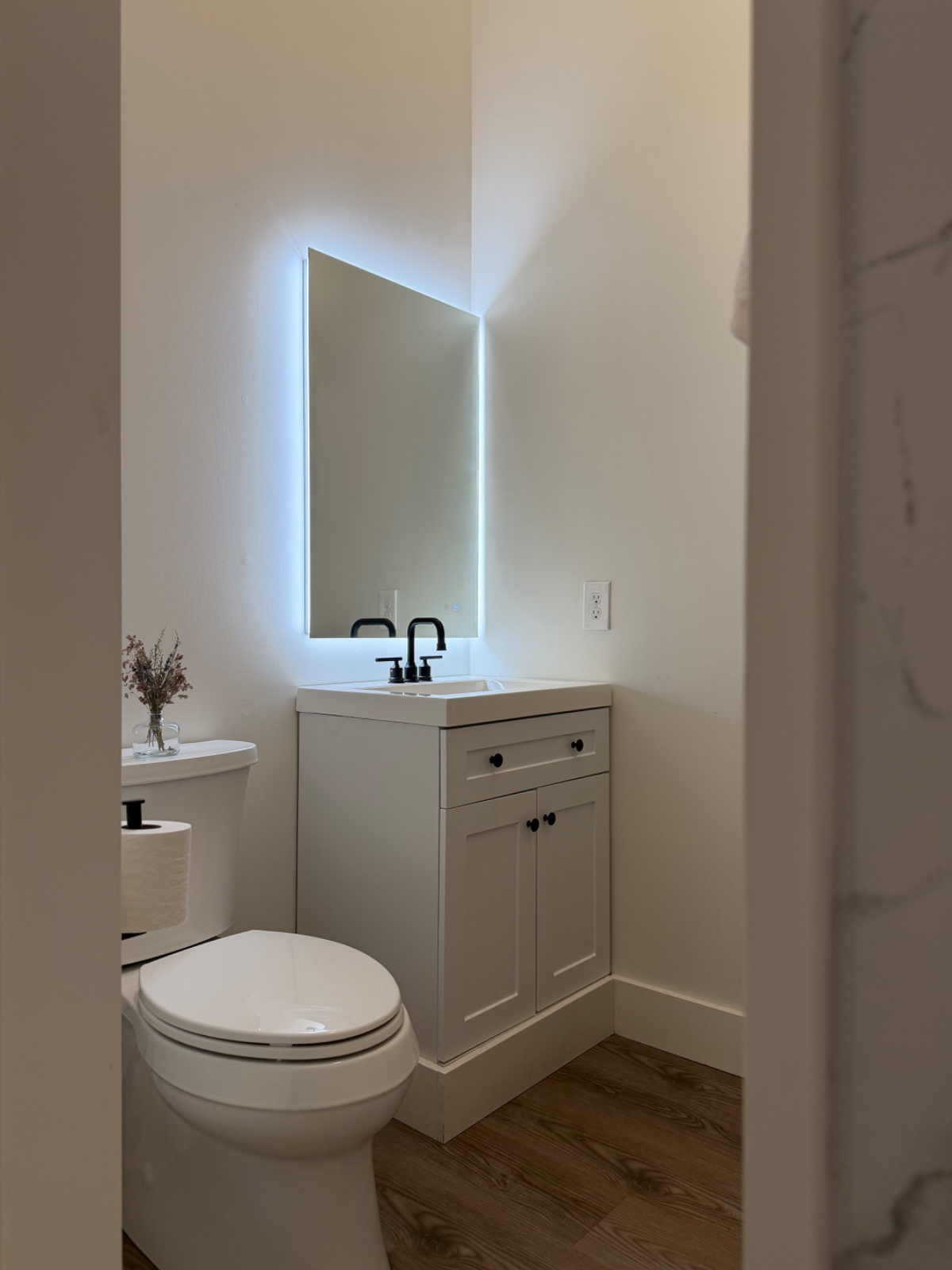 Converted warehouse apartment on a quiet downtown street - Photo 7