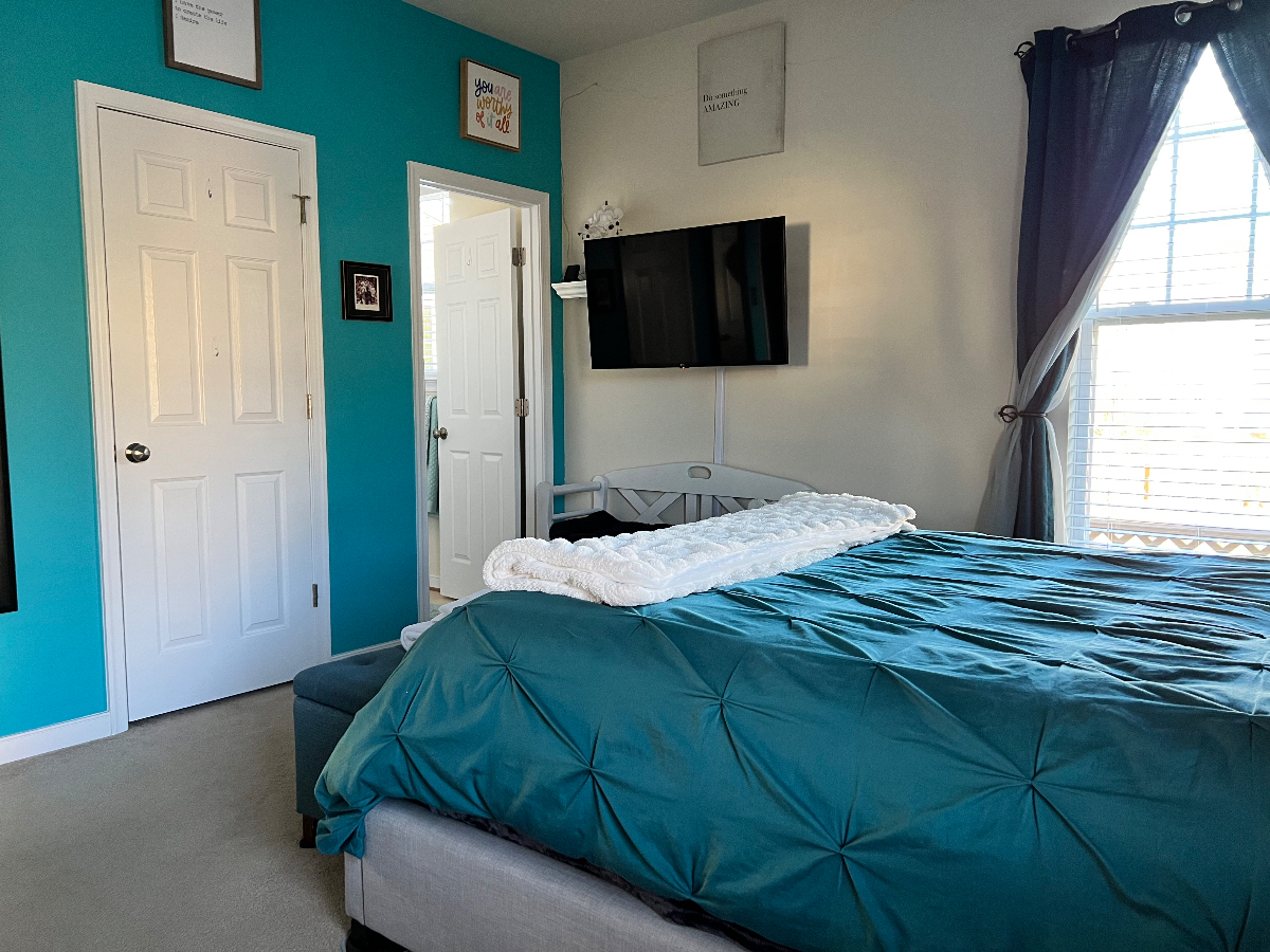 Beautiful Surburan Guestroom & Bath - Photo 3