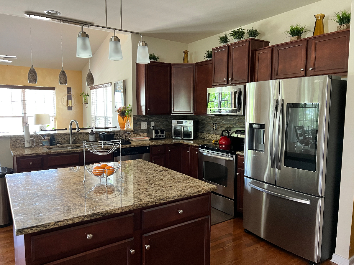 Beautiful Surburan Guestroom & Bath - Photo 7