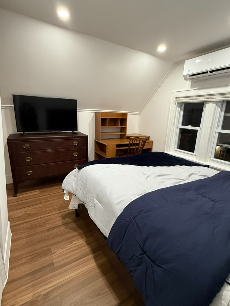 Spacious Furnished Room. Can walk to hospital - Photo 2
