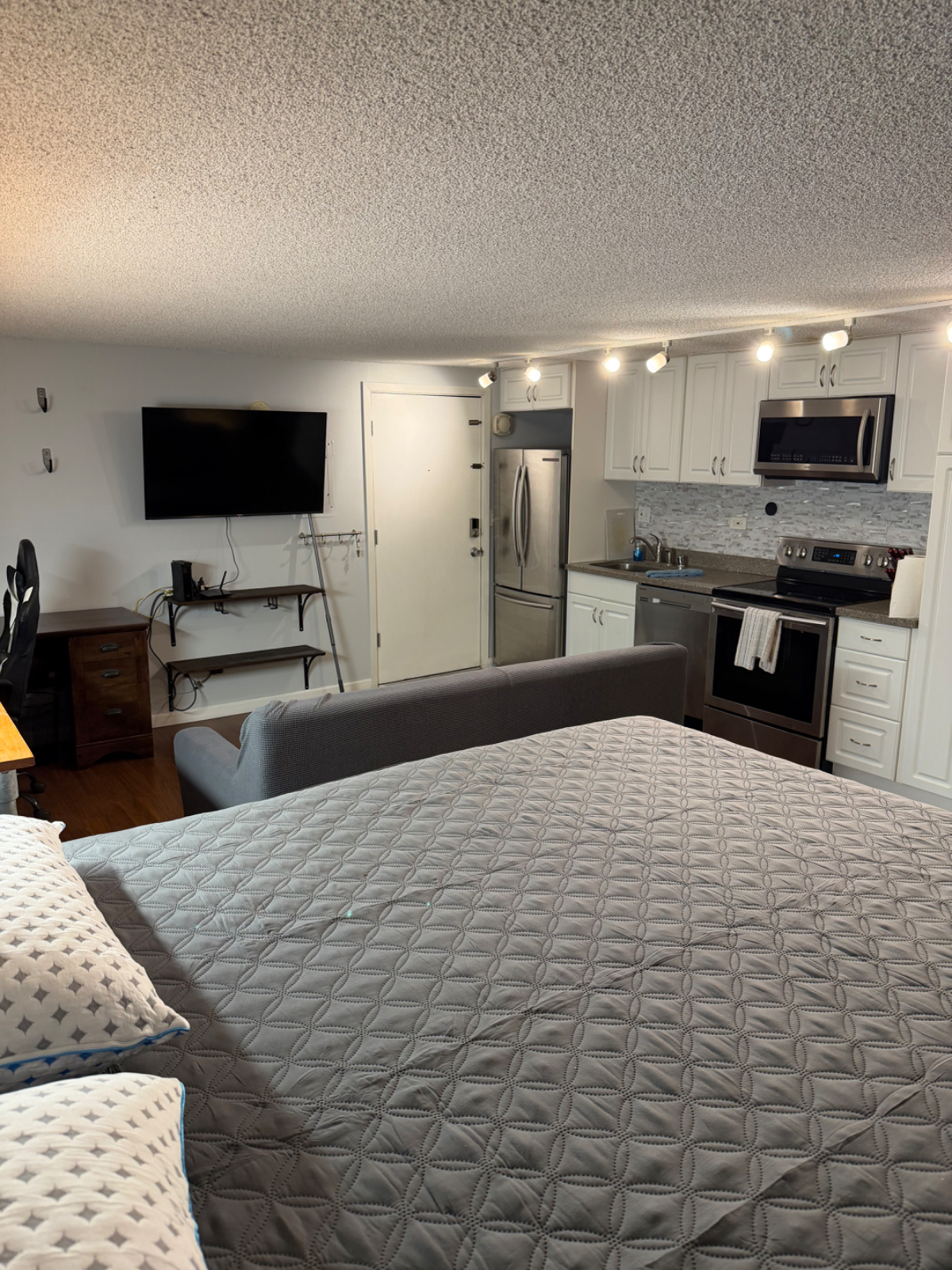 Downtown Thoughtful Studio - Photo 2