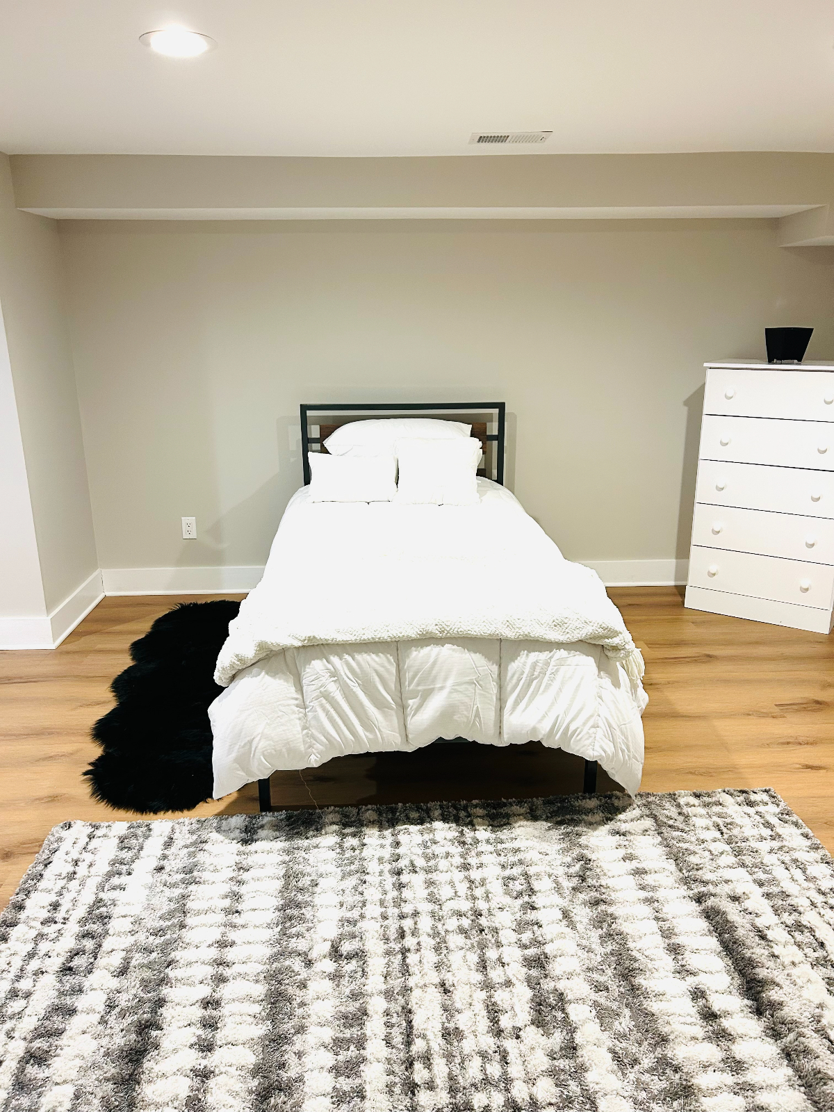 Renovated Furnished 2 Bedroom English Basement Apartment with Yard Seating - Photo 4