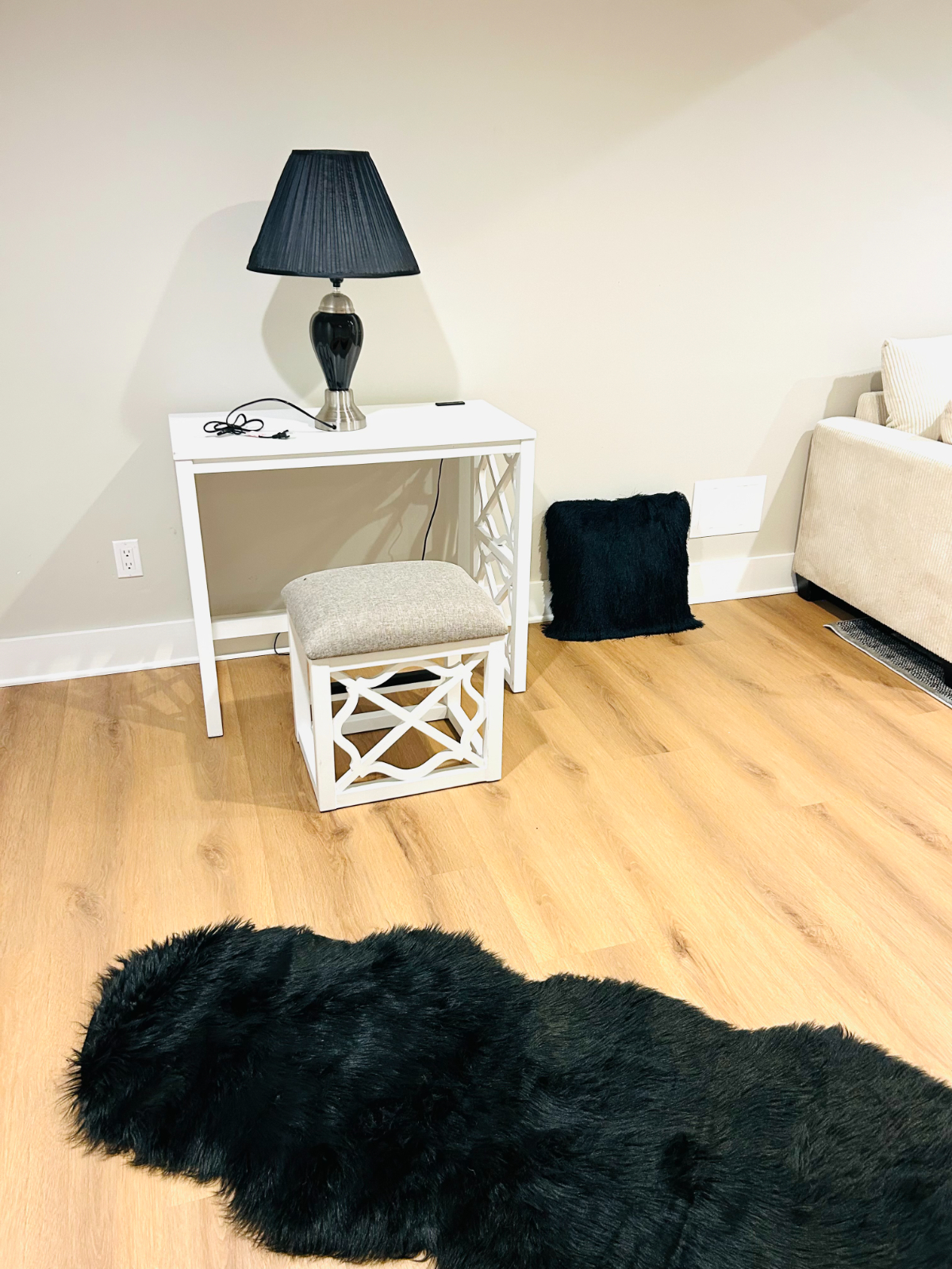 Renovated Furnished 2 Bedroom English Basement Apartment with Yard Seating - Photo 6