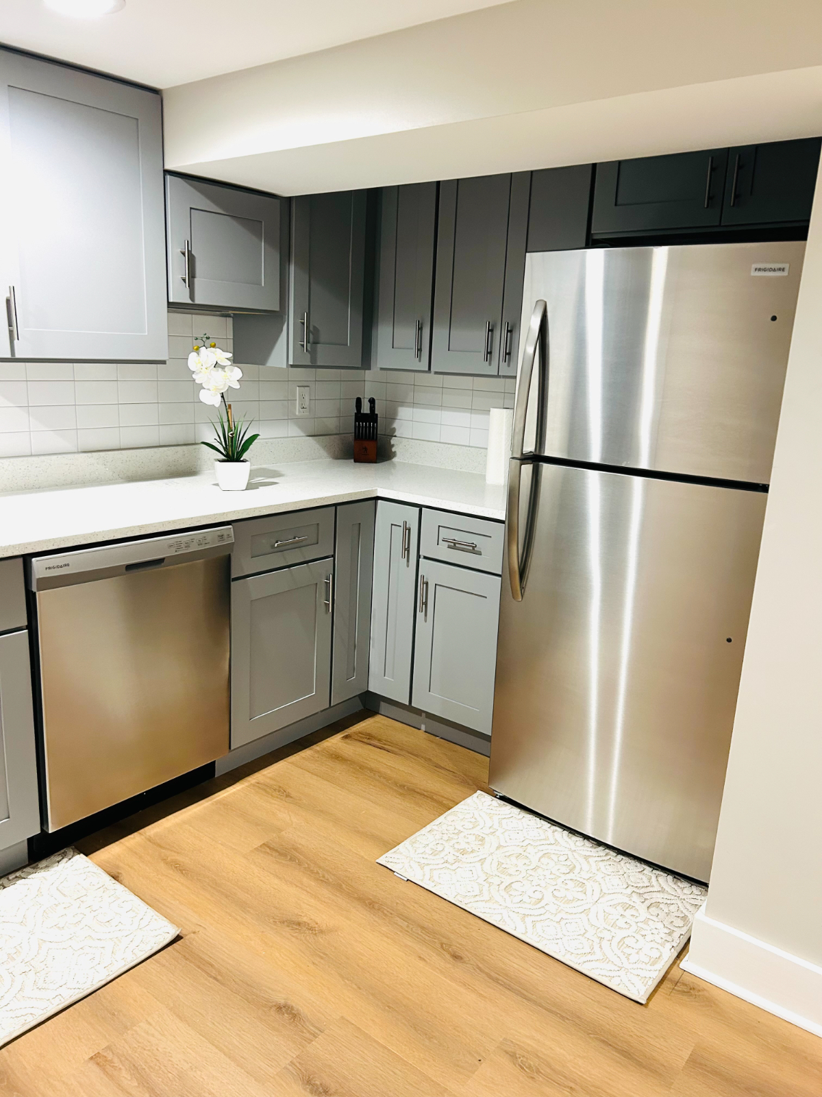 Renovated Furnished 2 Bedroom English Basement Apartment with Yard Seating - Photo 2