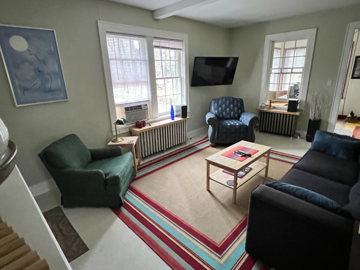 Peaceful Hudson Valley Stay Near Hospitals With Workspace, Parking And Pet Friendly Yard - Photo 3
