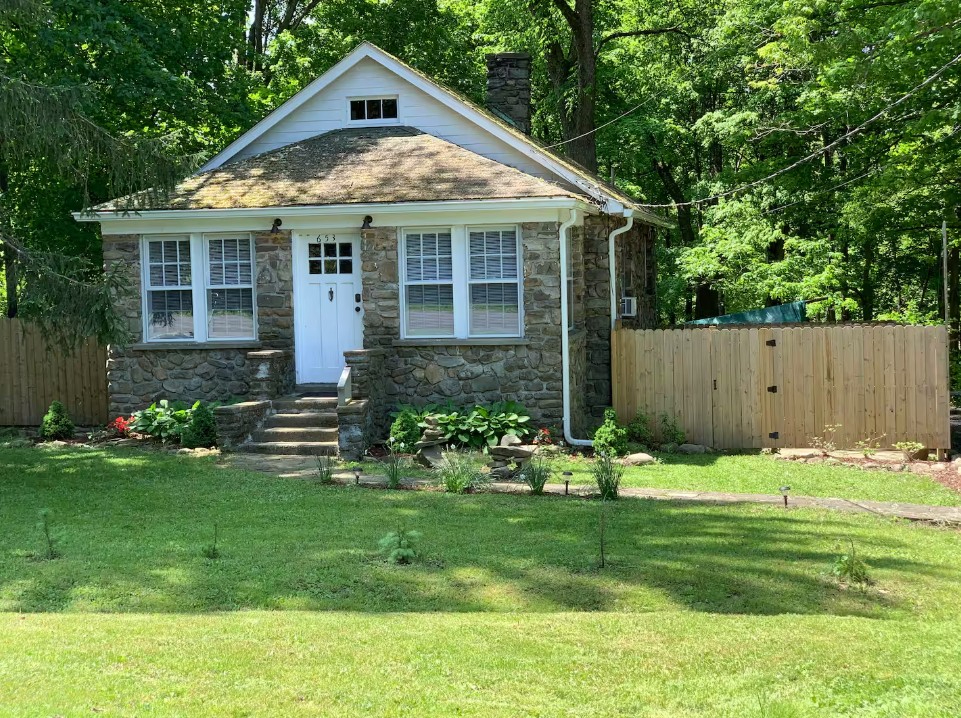 Peaceful Hudson Valley Stay Near Hospitals With Workspace, Parking And Pet Friendly Yard - Photo 1