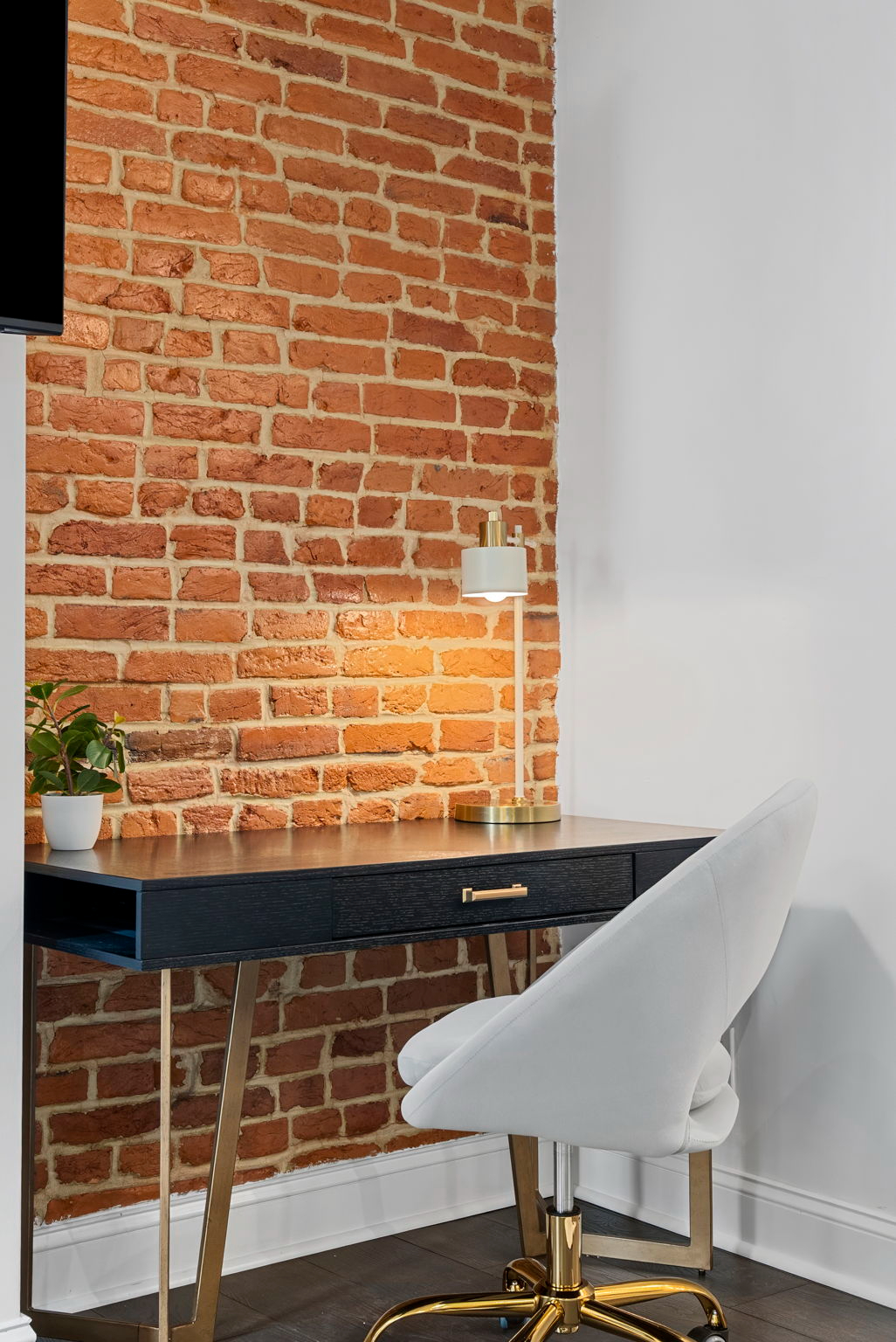 Corporate Luxury DC Living w/Rooftop & Hot Tub Sleeps 6 to 8 - Photo 4