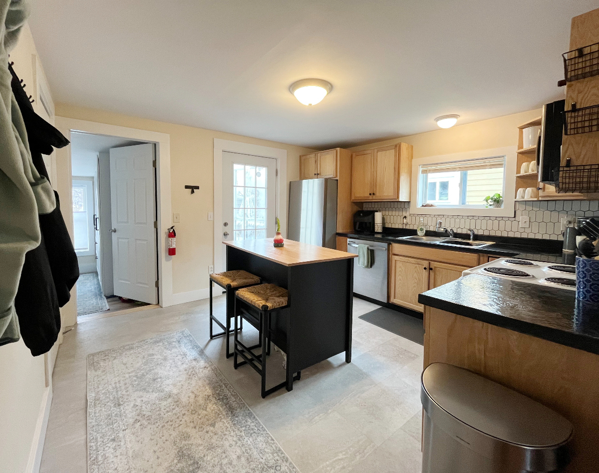 Fully Furnished 2BR in the Old North End with Hot Tub - Photo 2