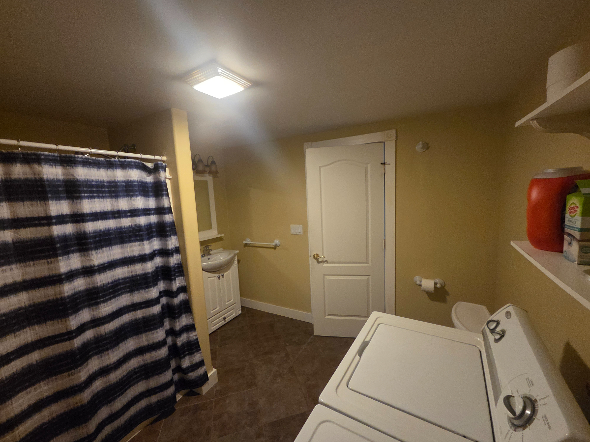 Private Room on mostly private floor with private bathroom. 12 mins from Newport Hospital - Photo 5