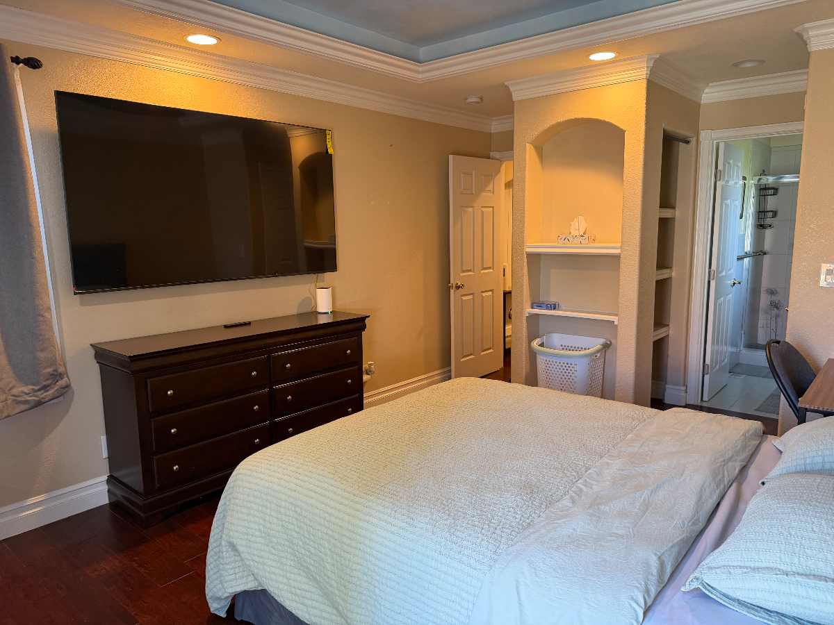 Premium Furnished Master Bedroom with Private Entrance - Photo 2
