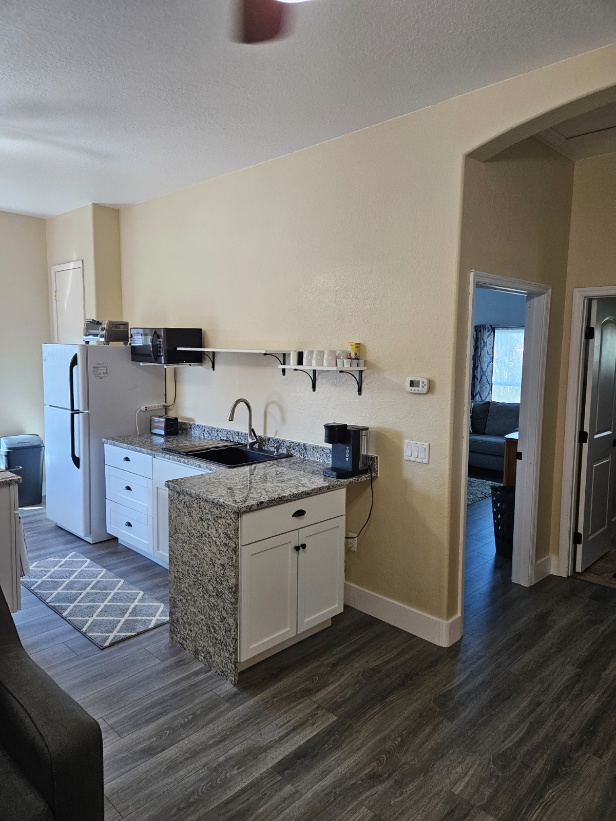Lakeview 2 bed, 1 bath - Photo 5