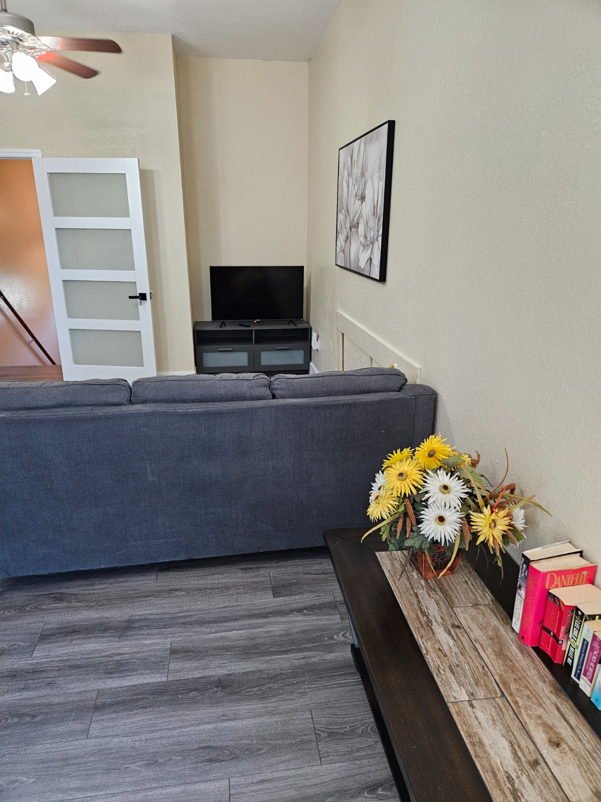 Lakeview 2 bed, 1 bath - Photo 3