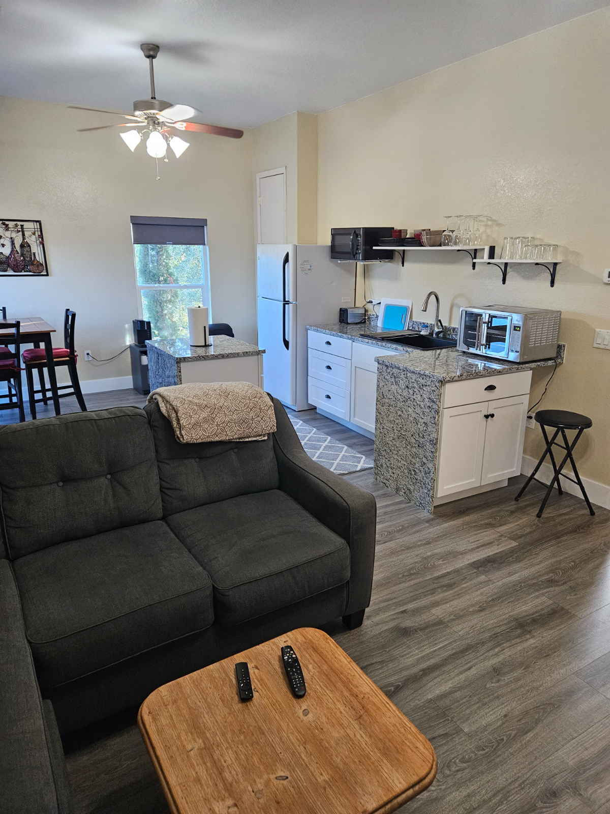 Lakeview 2 bed, 1 bath - Photo 4
