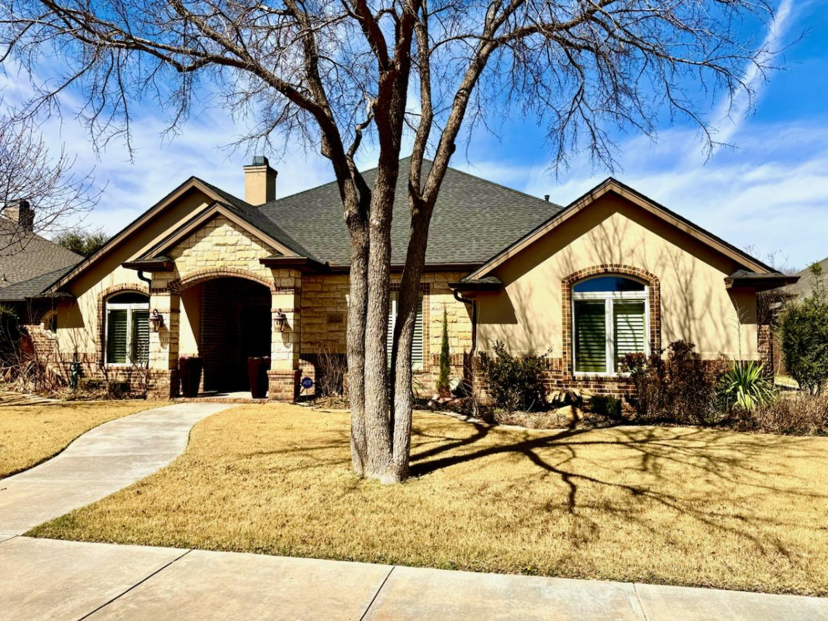 Spacious 3BR-Den Home with Dual Suites, Outdoor Fireplace, Gazebo & 2-Car Garage - Photo 1