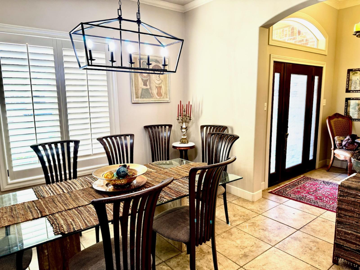 Spacious 3BR-Den Home with Dual Suites, Outdoor Fireplace, Gazebo & 2-Car Garage - Photo 4