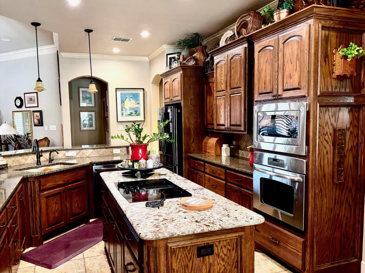 Spacious 3BR-Den Home with Dual Suites, Outdoor Fireplace, Gazebo & 2-Car Garage - Photo 9