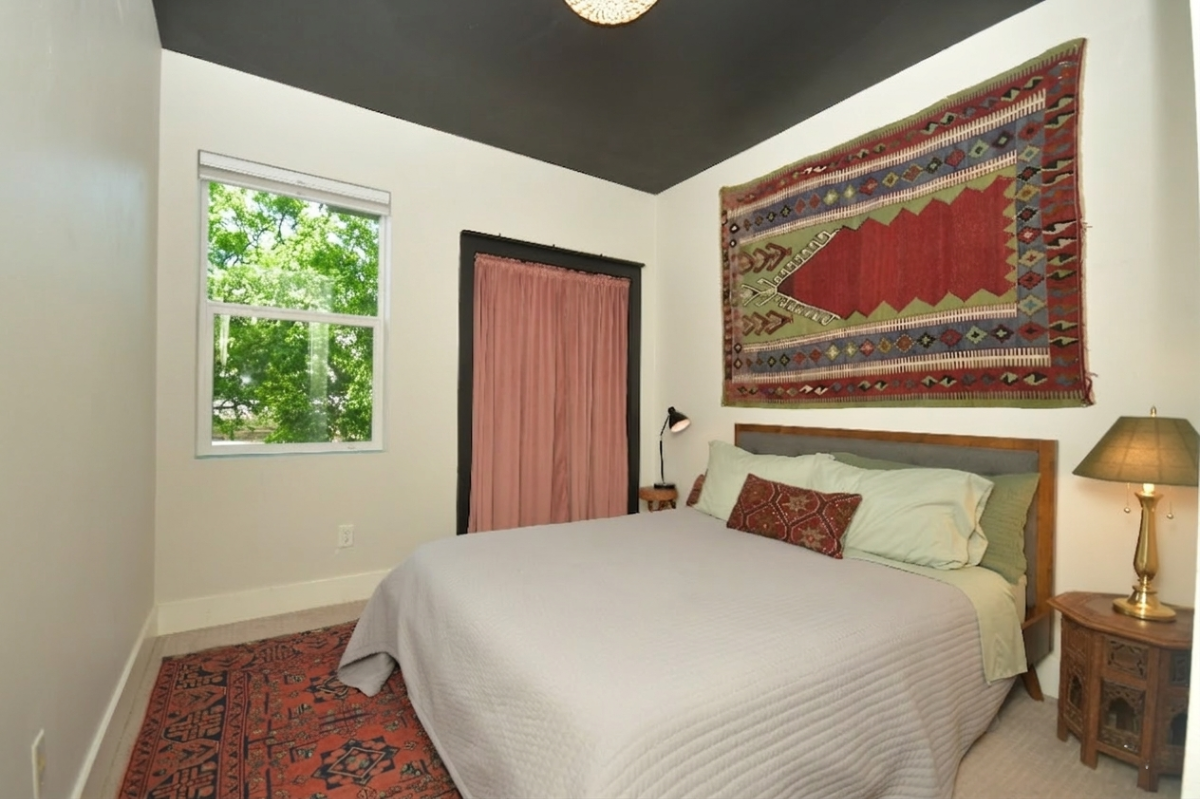 Designer North Austin Townhome Private, Quiet & Walkable - Photo 6