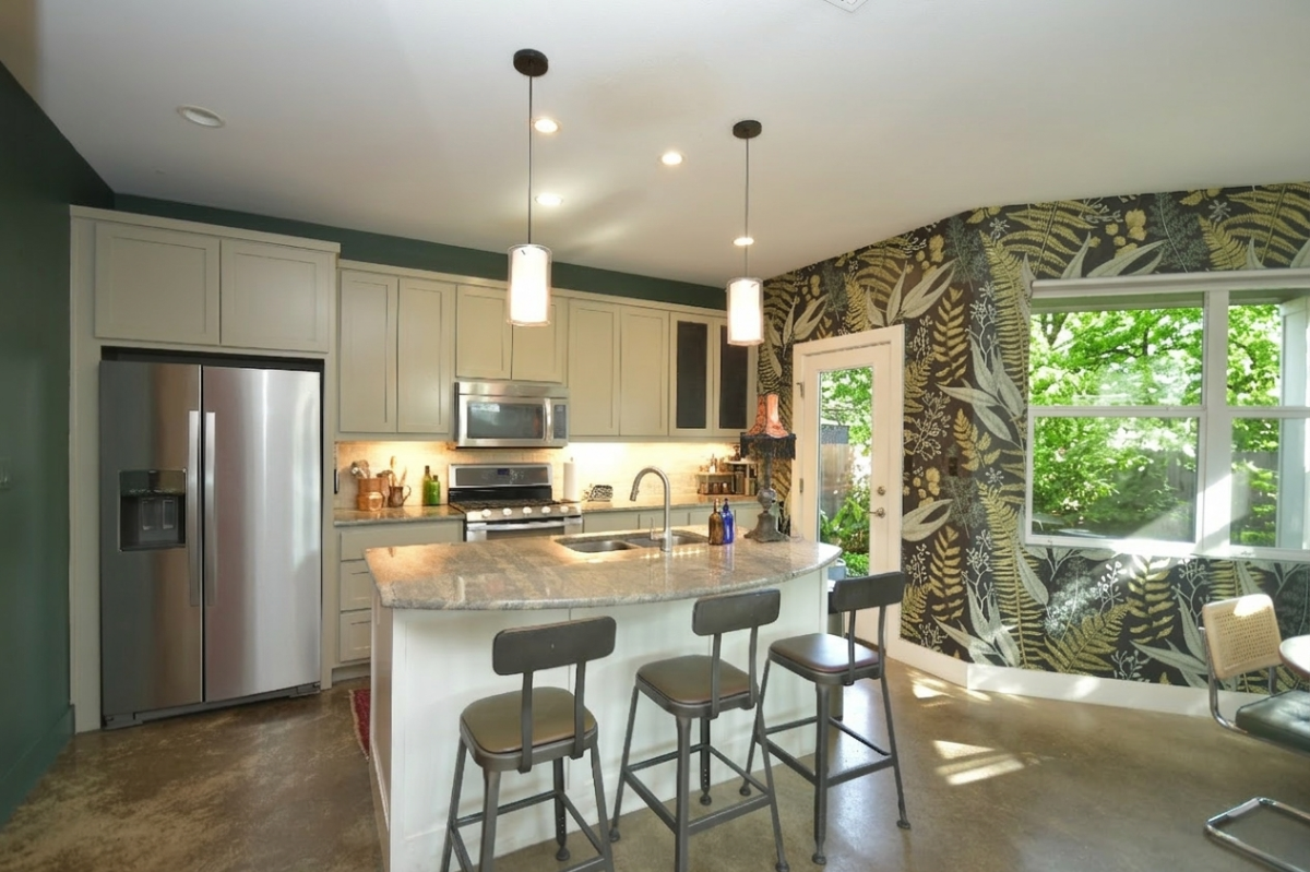 Designer North Austin Townhome Private, Quiet & Walkable - Photo 2