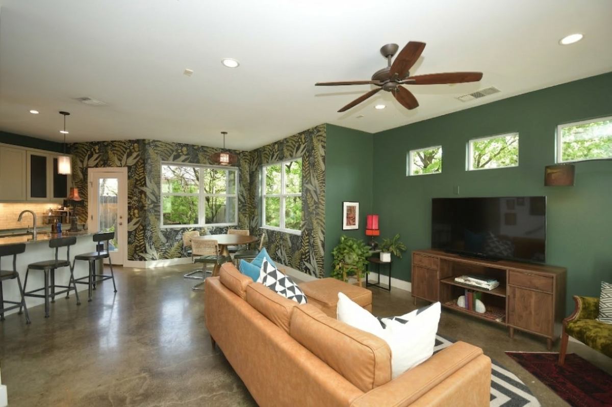 Designer North Austin Townhome Private, Quiet & Walkable - Photo 1