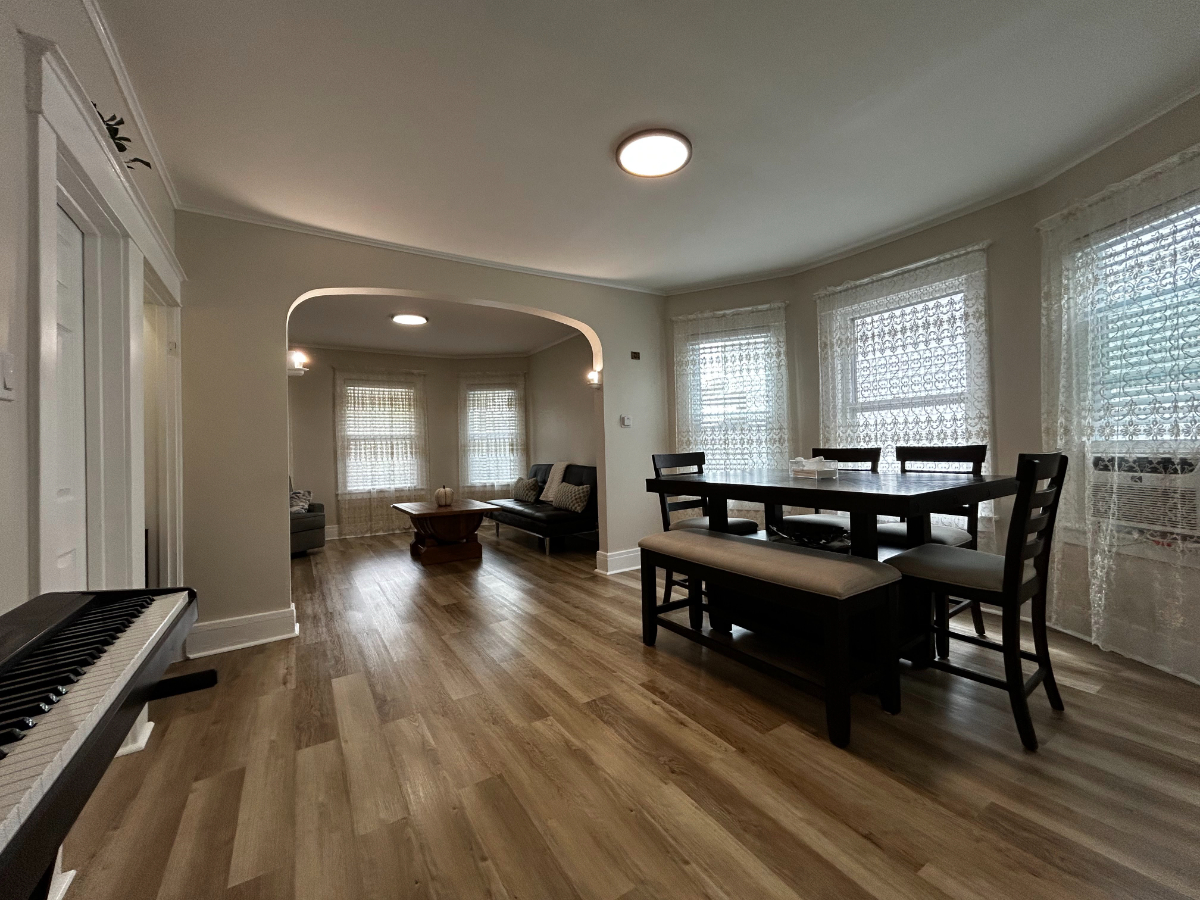 Executive Furnished 2BR with Workspace & Laundry - Photo 2