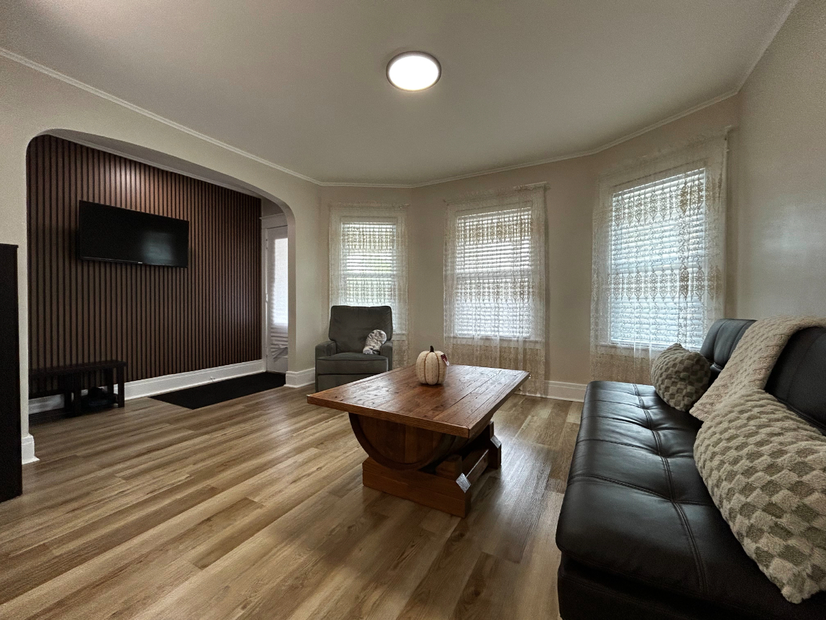 Executive Furnished 2BR with Workspace & Laundry - Photo 1