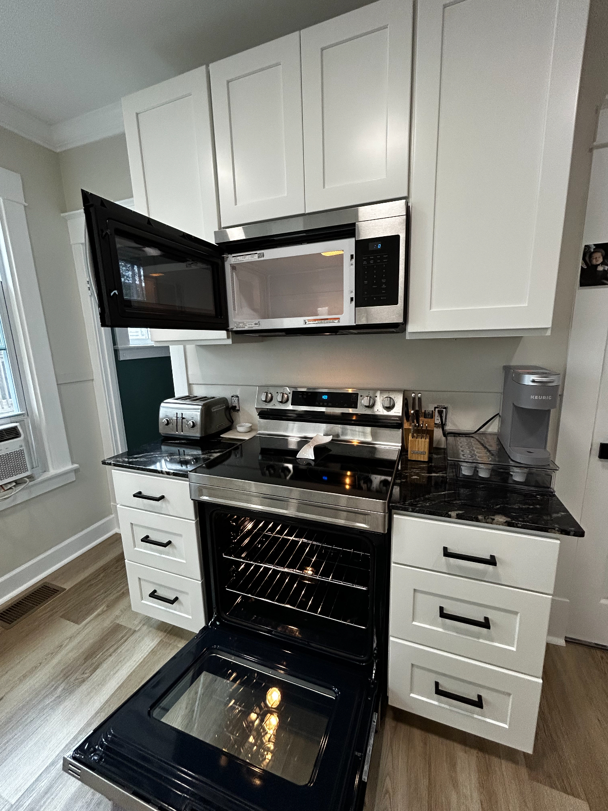 Executive Furnished 2BR with Workspace & Laundry - Photo 9