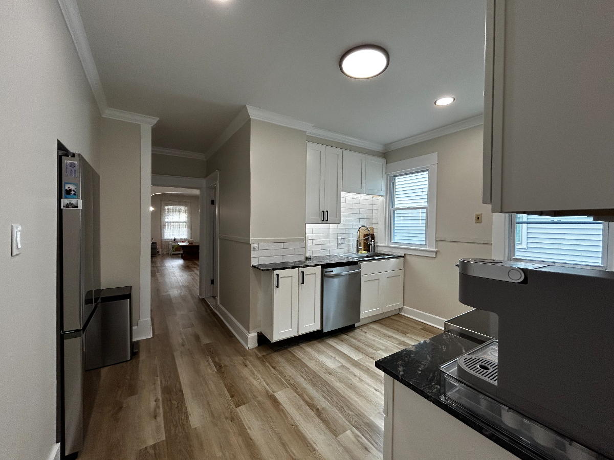 Executive Furnished 2BR with Workspace & Laundry - Photo 7