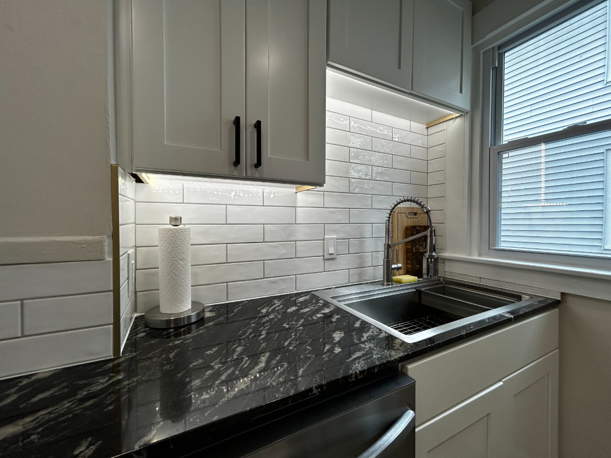 Executive Furnished 2BR with Workspace & Laundry - Photo 8