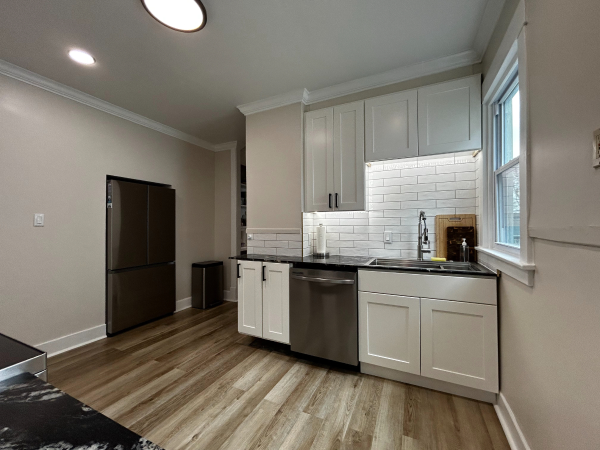 Executive Furnished 2BR with Workspace & Laundry - Photo 10