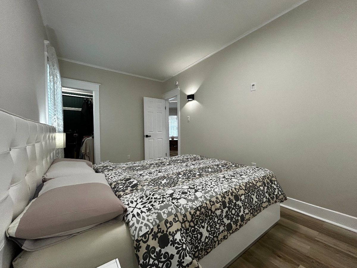 Executive Furnished 2BR with Workspace & Laundry - Photo 5