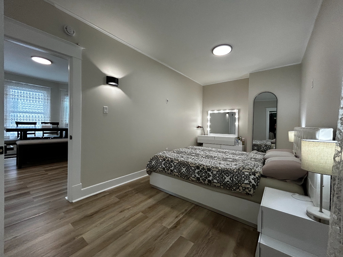 Executive Furnished 2BR with Workspace & Laundry - Photo 4