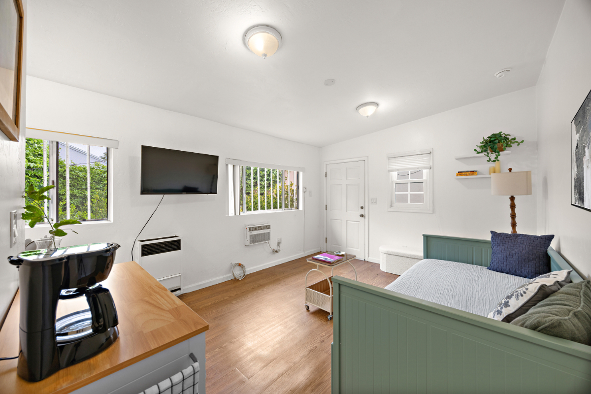 Cozy Studio in West LA w/ Garden View - Photo 3